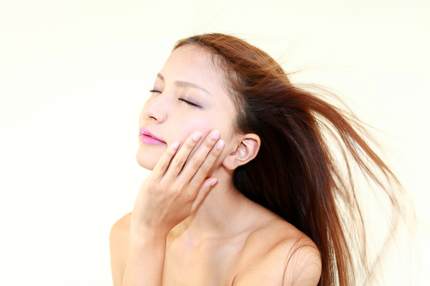 お肌の潤いを実感する女性